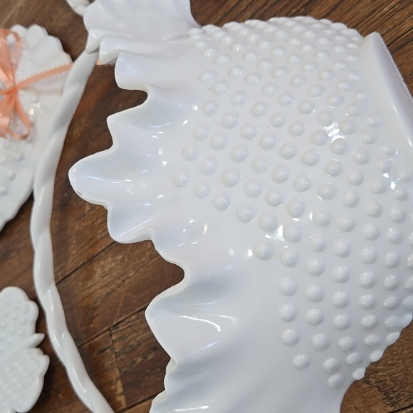 Vintage Wall Decor White Hobnail SET 5 Matching Burwood Baskets Mirror Butterfly - Picture 6 of 17